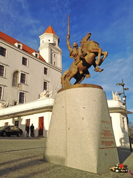 Estatua del rey Svatopluk en la parte delantera del castillo de Bratislava en Slova — Foto de Stock