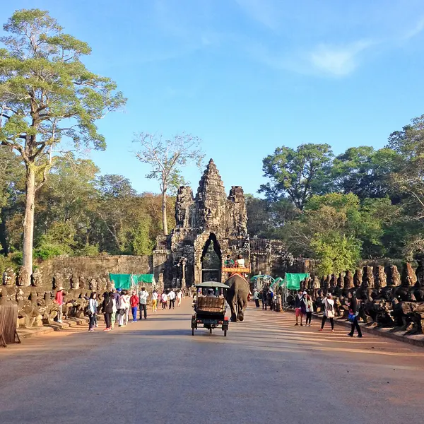 Siem Reap 'ta Angkor Thom South Gate girişinde ziyaret eden turistler 