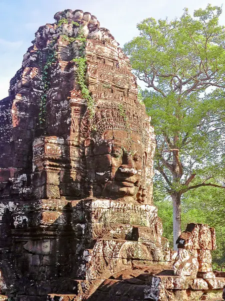 मूर्ति बायोन मंदिर अंगकोर थॉम, कंबोडिया। प्राचीन खमेर — स्टॉक फ़ोटो, इमेज