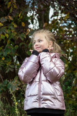 Sonbahar parkında gülümseyen çocuk portresi