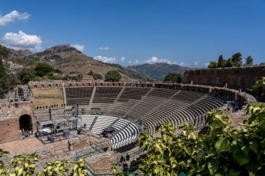 Oturma sıraları, harabeler ve konser düzeniyle tarihi açık hava arenasının geniş açılımı