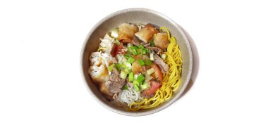 Soto Mie Bogor, Endonezya Biftek Çorbası ile servis edilen sığır eti, börek, domates, lahana, pirinç eriştesi ve pırasa. Yemek Fotoğrafçılığı Sunumu