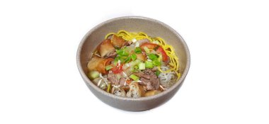 Soto Mie Bogor, Endonezya Biftek Çorbası ile servis edilen sığır eti, börek, domates, lahana, pirinç eriştesi ve pırasa. Yemek Fotoğrafçılığı Sunumu