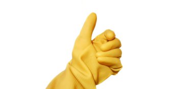 Sarı lastik eldivenli bir insan eli beyaz arka planda izole edilmiş bir el hareketi gösteriyor.