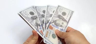 Birleşik Devletler Dolarları 'nı tutan eller. Finans Ticareti Yatırım. Amerikan Para Birimi Konsepti Beyaz Arkaplanda İzole Edildi