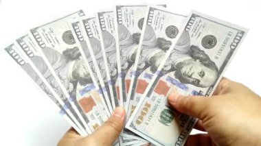 Birleşik Devletler Dolarları 'nı tutan eller. Finans Ticareti Yatırım. Amerikan Para Birimi Konsepti Beyaz Arkaplanda İzole Edildi