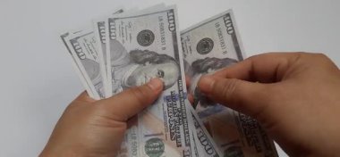 Birleşik Devletler Dolarları 'nı tutan eller. Finans Ticareti Yatırım. Amerikan Para Birimi Konsepti Beyaz Arkaplanda İzole Edildi