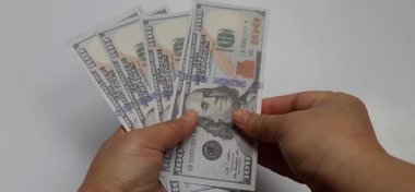 Birleşik Devletler Dolarları 'nı tutan eller. Finans Ticareti Yatırım. Amerikan Para Birimi Konsepti Beyaz Arkaplanda İzole Edildi