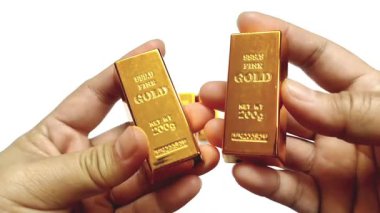 Beyaz Arkaplan 'da Parlak Altın külçe külçeleri tutan eller. Değerli Mülkiyet Finansal Başarı Konsepti