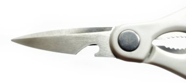 Beyaz Arkaplanda izole edilmiş şişe açacağı olan mutfak makası. Ürün Fotoğrafçılığı Sunumu