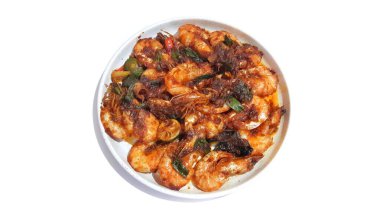 Tabakta istiridye soslu Baharatlı Kızarmış Karides. Beyaz Arkaplanda İzole Edilmiş