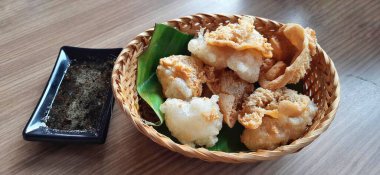 Endonezya tahu walik 'i ya da sosla servis edilen dokuma sepetindeki tofunun içi dışı. Abur cubur Kızarmış börek ve baharatlı