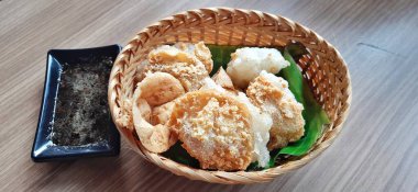 Endonezya tahu walik 'i ya da sosla servis edilen dokuma sepetindeki tofunun içi dışı. Abur cubur Kızarmış börek ve baharatlı