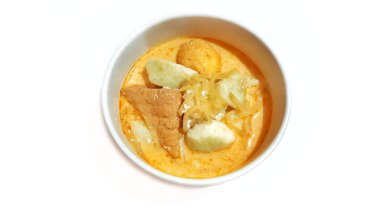Lontong Sayur Endonezya Sebzeleri Hindistancevizi Sütü, Pirinç Keki, Yumurta ve Tofu ile Beyaz Kase 'de servis edilir.