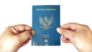 Bekasi, Batı Java, Endonezya - 24 Aralık 2025. Elinde Endonezya pasaportu var.