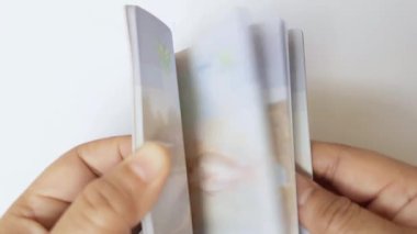 Bekasi, Batı Java, Endonezya - 24 Aralık 2025. Eller beyaz arka planda Endonezya pasaportu gösteriyor