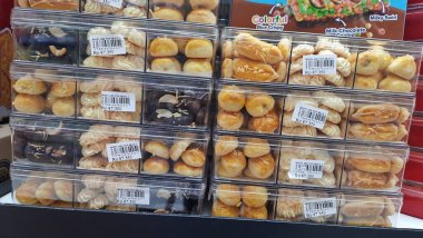 Bekasi, Batı Java, Endonezya - 13 Mart 2026. Naga Süpermarketinde Açık Plastik kaplarda Kurabiye ve Atıştırmalık Çerezler