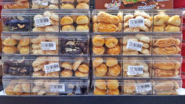 Bekasi, Batı Java, Endonezya - 13 Mart 2026. Naga Süpermarketinde Açık Plastik kaplarda Kurabiye ve Atıştırmalık Çerezler