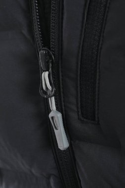 Siyah arkaplanda siyah fermuarı kapat.