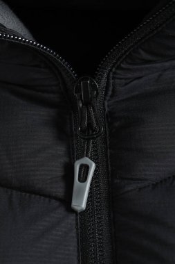 Yakın plan - fermuarlı siyah bir ceket.