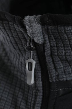 Siyah deri ceketin üzerindeki beyaz deri fermuarı kapat.