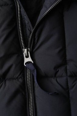 Beyaz arka planda fermuarı olan siyah deri bir kemeri kapat