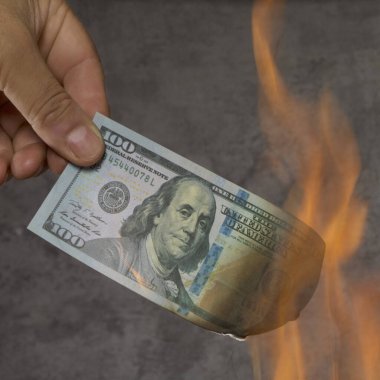 Dolarlar ellerde yanıyor