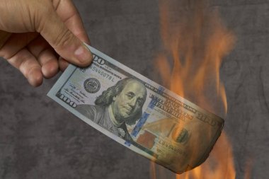 100 dolarlık banknotlar ve bir sürü para.