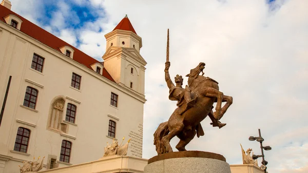 Bratislava Castle and the Svyatopolk Monument — Stock Photo, Image