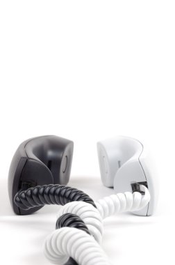 Telefon alıcıları çifti. Siyah ve beyaz.