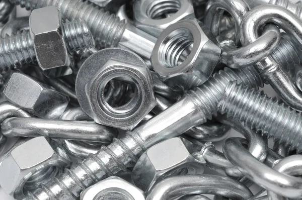 Close-up van metalen bouten, moeren en ketting. Technische achtergrond — Stockfoto