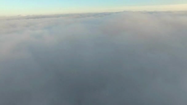 Flug über Wolken mit einem schönen blauen Himmel und Sonne — Stockvideo
