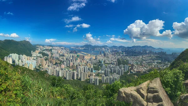 Luchtfoto van Hong Kong scène met Victoria Harbour in zonnige dag — Stockfoto