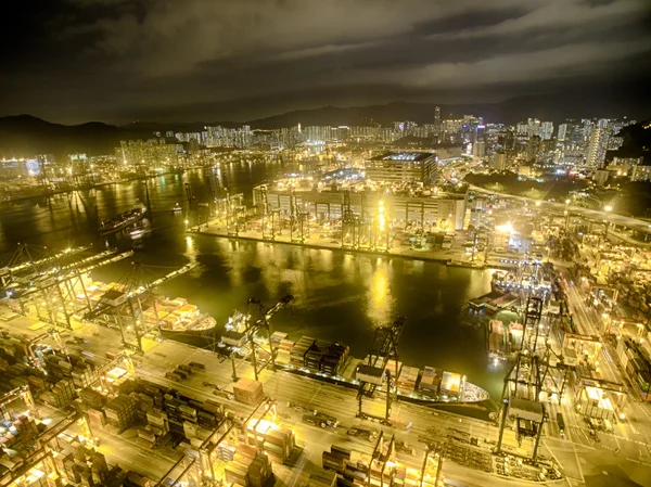 Luftaufnahme der Nachtszene in Hongkong, kwai chung, Viktoria-Hafen, Steinmetzbrücke lizenzfreie Stockfotos