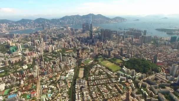 Een luchtfoto van de skyline van Hong Kong, Kowloon — Stockvideo