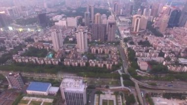Akşam dumanlı hava altında bir manzarası havadan görünümü-Shenzhen, Çin