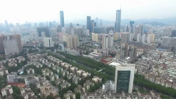 Una vista aérea del horizonte de Shenzhen, China bajo el clima ahumado — Vídeo de stock