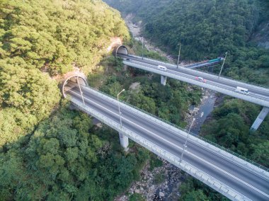 Dağ otoyol yolları köprü ile bağlı