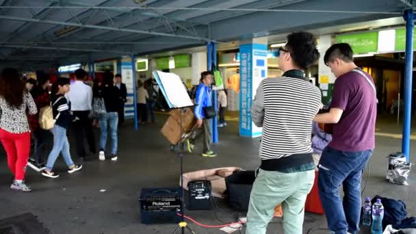 Artistas de rua em Tsim Sha Tsui Star Ferry Pier em Hong Kong — Vídeo de Stock