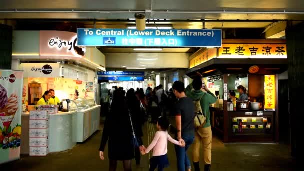 Pasarela Tsim Sha Tsui Star Ferry Pier — Vídeo de stock