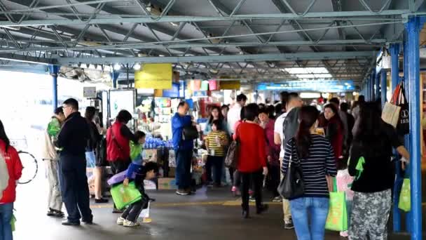 Turistas se preparan para abordar — Vídeo de stock