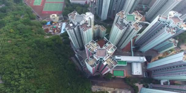 Een luchtfoto van de skyline van smokey Hong Kong — Stockvideo