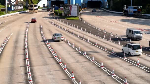 Bilar går i tunnel — Stockvideo