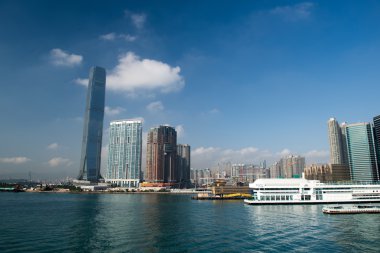 Victoria Limanı mavi gökyüzü ile Simgesel Yapı ICC bina ile