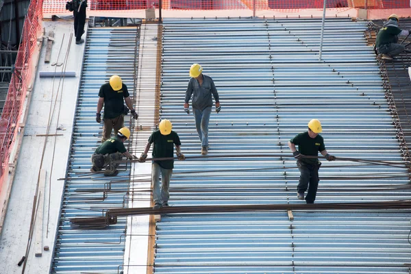 Construction workers work — Stock Photo, Image