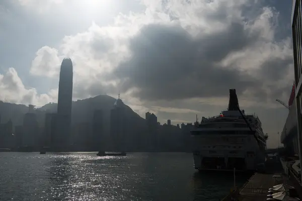 Victoria Harbour med kommersiella centrum i Hong Kong — Stockfoto