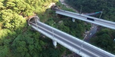 Dağ otoyol yolları köprü ile bağlı