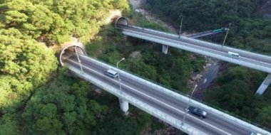 Dağ otoyol yolları köprü ile bağlı