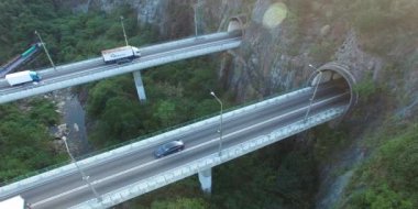 Dağ otoyol yolları köprü ile bağlı