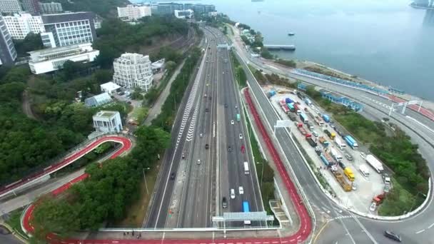 Вид с воздуха на движение по автомагистрали — стоковое видео